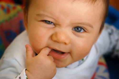 Mẹo giúp trẻ bớt khó chịu khi mọc răng